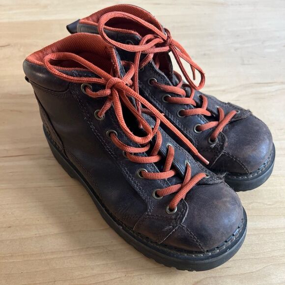American Eagle Outfitters Shoes - VTG women’s American Eagle Brown Leather Boots with Orange Laces